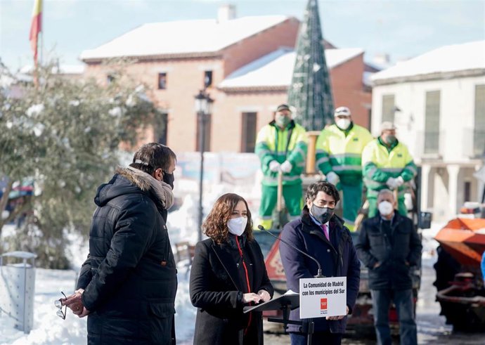 La presidenta de la Comunidad de Madrid, Isabel Díaz Ayuso, en su visita a Torrejón de Velasco.
