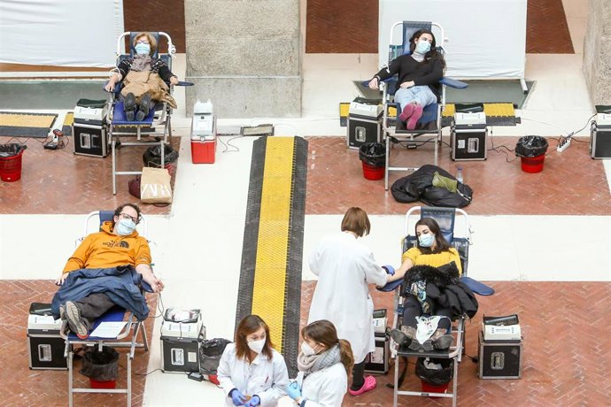Personal sanitario atiende a los primeros donantes de sangre en el interior de la Real Casa de Correos