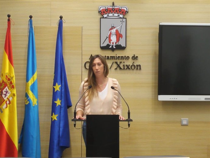 Ángela Pumariega, concejala del PP en Gijón, en rueda de prensa en el Ayuntamiento (Archivo)