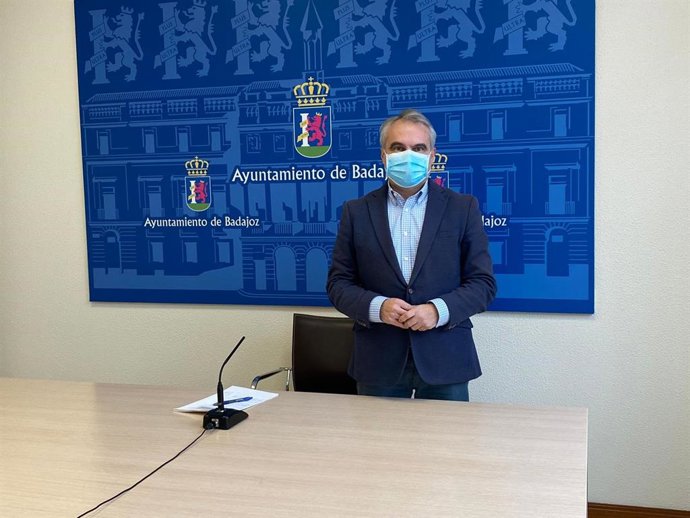 El alcalde de Bradajoz, Francisco Javier Fragoso, en rueda de prensa telemática