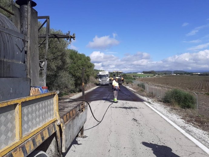 Imagen de archivo de unas obras en la carretera A-2228 en Benalup (Cádiz). 