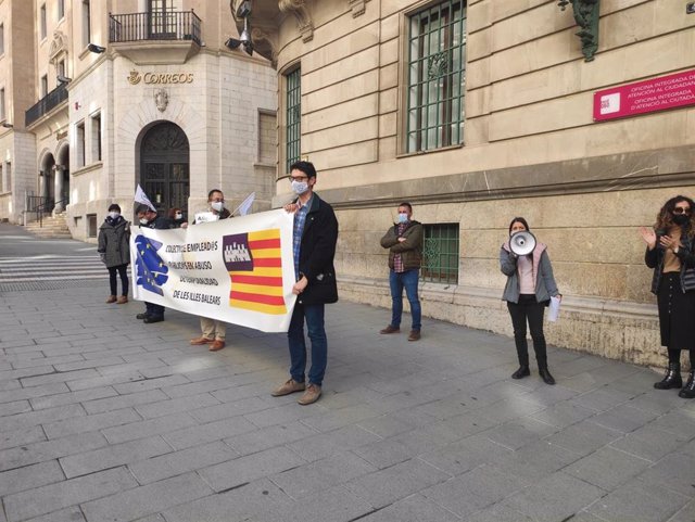 Una representación de trabajadores temporales de la Administración Pública se concentra a las puertas de Delegación del Gobierno en Palma.