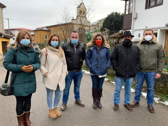 La diputada de Ciudadanos, Susana Fernández, el portavoz de Ciudadanos en el Ayuntamiento de Aller, Jaime Fernández, el concejal Fernando Rodríguez, la nueva coordinadora del Caudal, Almudena Fernández y militantes del partido.