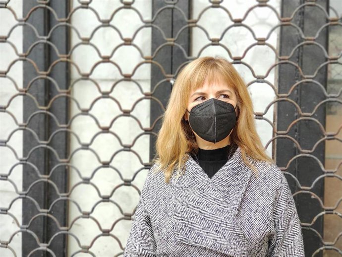 La concejala del PSOE en el Ayuntamiento de Oviedo, Marisa Ponga, atiende a los medios para hablar de la situación del albergue de animales municipal.