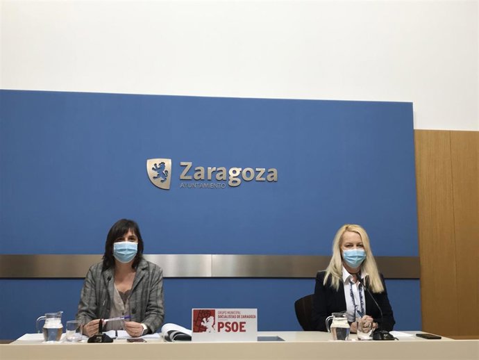 La portavoz del grupo municipal del PSOE, Lola Ranera, y la concejal socialista, Ros Cihuelo,