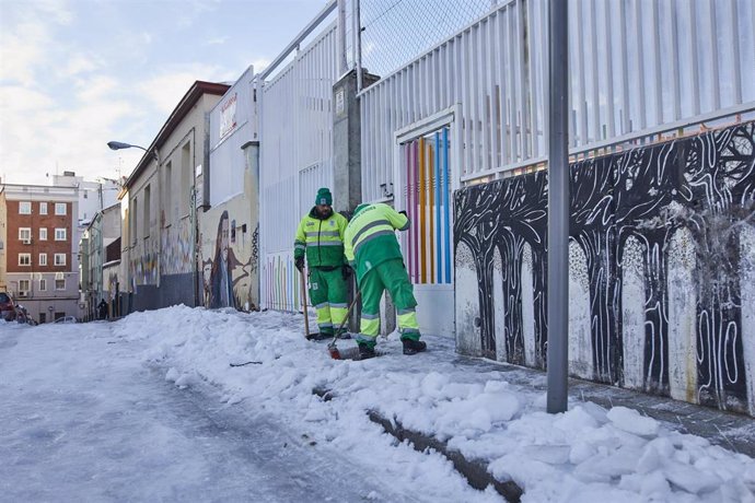 Operarios de Limpieza y Zonas Verdes del Ayuntamiento de Madrid limpian de nieve las inmediaciones del Colegio Lope de Vega de Madrid