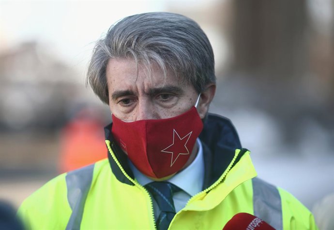 El consejero de Transportes, Movilidad e Infraestructuras de la Comunidad de Madrid, Ángel Garrido, durante su visita al Centro de Conservación de Carreteras de la Zona Sur, en Alcorcón, Madrid, (España), a 14 de enero de 2021. La visita se produce seis