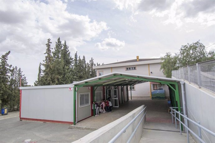 El Ayuntamiento de Xixona (Alicante) , proyectó en el marco del Pla Edificant de la Conselleria de Educación, un pabellón  funciones de comedor y gimnasio en el colegio Sagrada Familia.