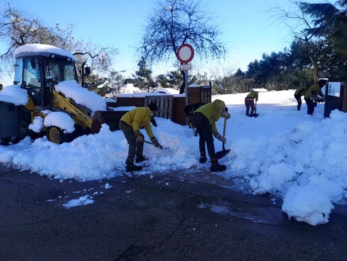 Vecinos de Tarancón quitando nieve