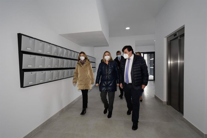 El alcalde de Huelva, Gabriel Cruz, y la consejera de Fomento, Marifrán Carazo, visitan las nuevas viviendas en alquiler promovidas por la Junta.