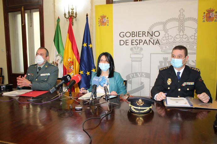 La subdelegada del Gobierno en Granada, Inmaculada López Calahorro, en una reunión de coordinación con representantes de Policía Nacional y Guardia Civil de la provincia.