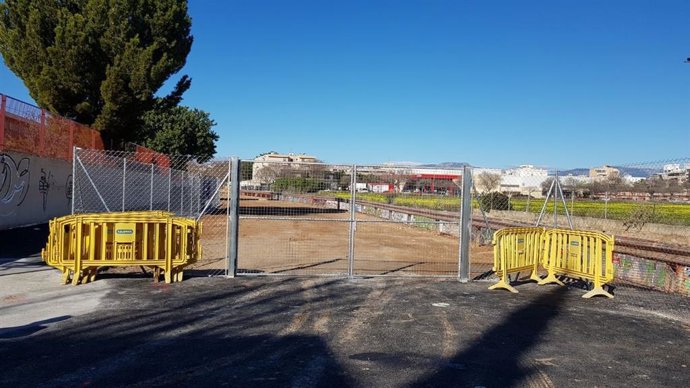 Espacio acondicionado frente al centro escolar.