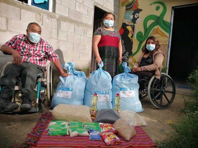 Reparto de bolsas de alimentos en Aguacatán (Guatemala) en favor de la Asociación de personas discapacitadas (ASOPEDI), que contó con el apoyo del Fons Catal de Cooperació al Desenvolupament (FCCD).