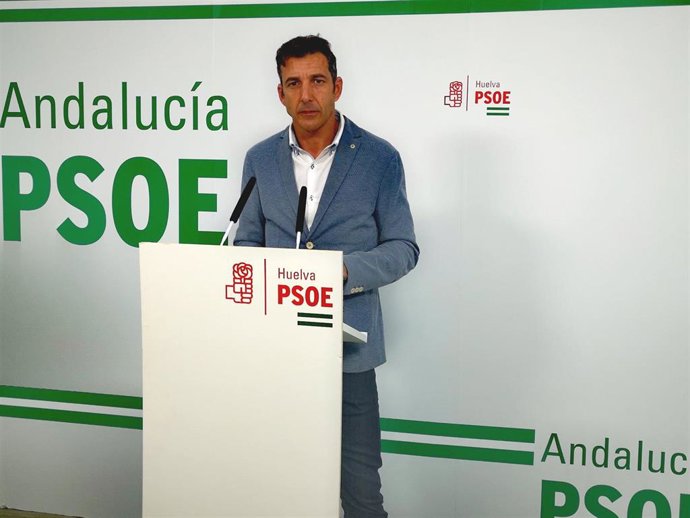 El senador onubense del PSOE Jesús González en rueda de prensa.