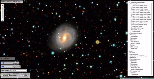 Una galaxia espiral, vista con la herramienta Sky Viewer en legacysurvey.Org/viewer. Sky Viewer utiliza datos del esfuerzo de mapeo 2D de DESI y de imágenes de satélite.