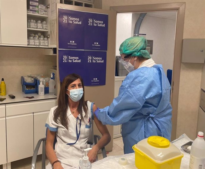 Sonia Ortiz, enfermera de Urgencia en el Hospital Universitario HM Montepríncipe, se ha convertido en la primera profesional sanitaria de HM Hospitales en Madrid en recibir la primera dosis de la vacuna.