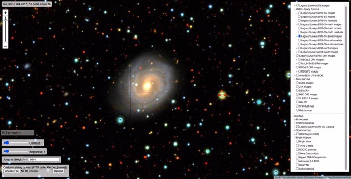 Una galaxia espiral, vista con la herramienta Sky Viewer en legacysurvey.Org/viewer. Sky Viewer utiliza datos del esfuerzo de mapeo 2D de DESI y de imágenes de satélite.