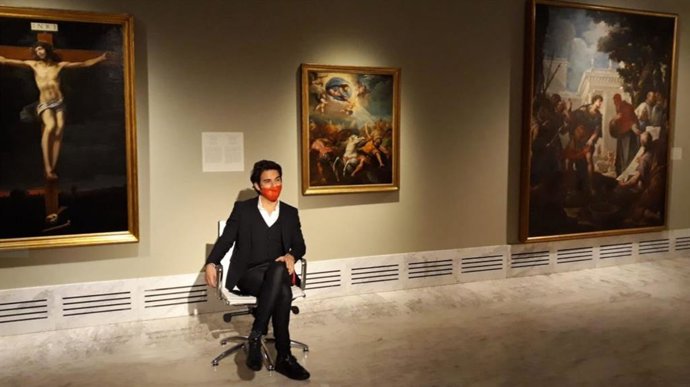 El director del Museo de Bellas Artes de Valncia, Pablo González Tornel, en la nueva sala barroca.