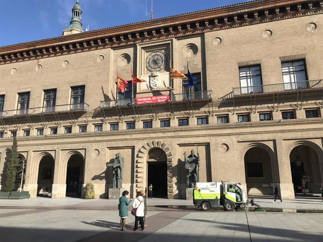 Máquina limpiadora delante del Ayuntamiento