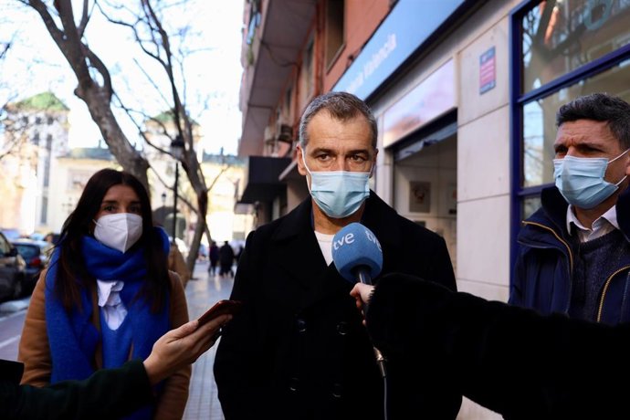 Cantó atiende a los medios tras reunirse con hosteleros