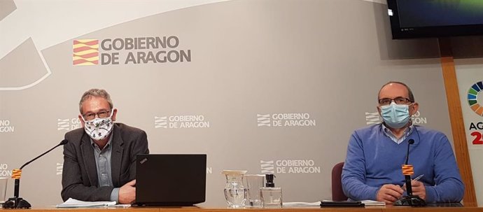 El director general de Asistencia Sanitaria del Gobierno de Aragón, José María Abad, y el jefe de servicio de Prevención y Promoción de la Salud del Ejecutivo autonómico, Luis Gascón.