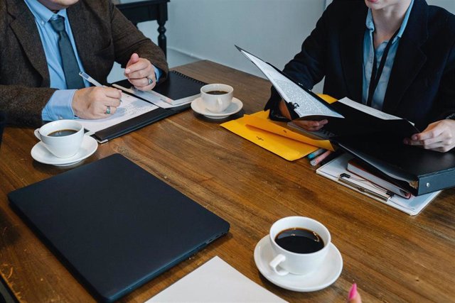 Dos trabajadores en una empresa