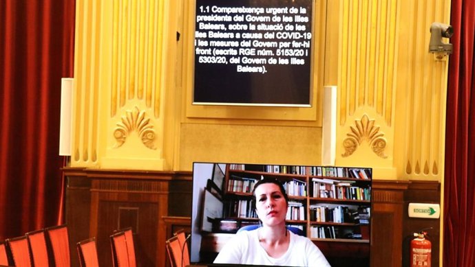 La diputada de Gent per Formentera, Sílvia Tur, fue la primera parlamentaria en intervenir por videoconferencia.