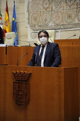 El vicepresidente segundo y consejero de Sanidad y Servicios Sociales, José María Vergeles, en el pleno de la Asamblea de Extremadura
