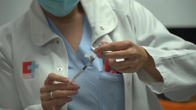 Vacunación contra el coronavirus a sanitarios en Valdecilla