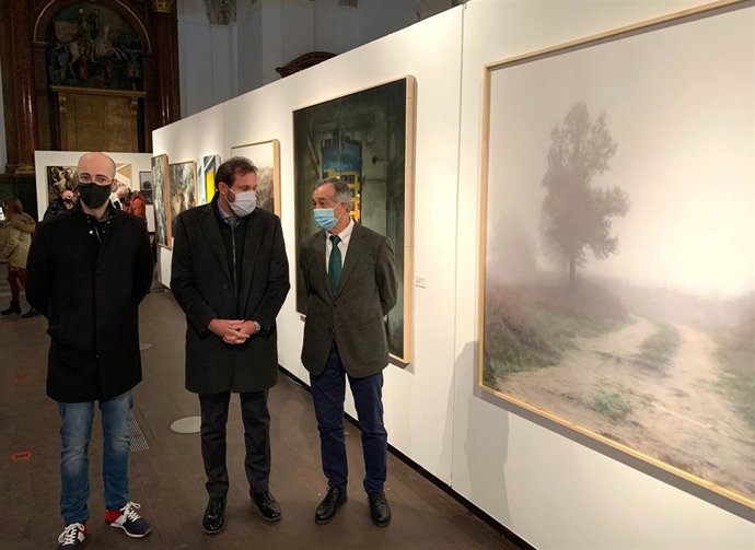 El autor de la obra ganadora, Guillermo Sedano (izda), el alcalde Valladolid, Óscar Puente, y el presidente de ACOR, Justino Medrano (dcha).