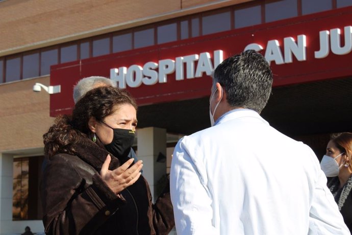 La portavoz del grupo parlamentario Adelante Andalucía, Inmaculada Nieto, en su visita al Hospital San Juan de Dios del Aljarafe.