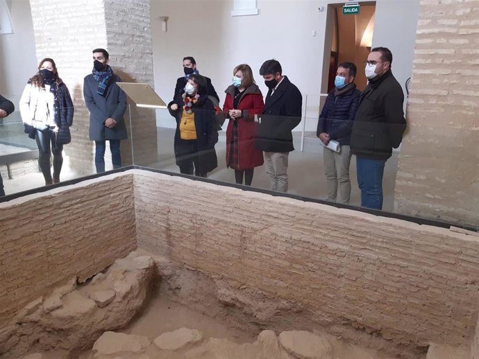 La delegada del Gobierno en Andalucía, Sandra García, junto al alcalde de Montilla, Rafael Llamas, y la subdelegada en Córdoba, Rafaela Valenzuela.