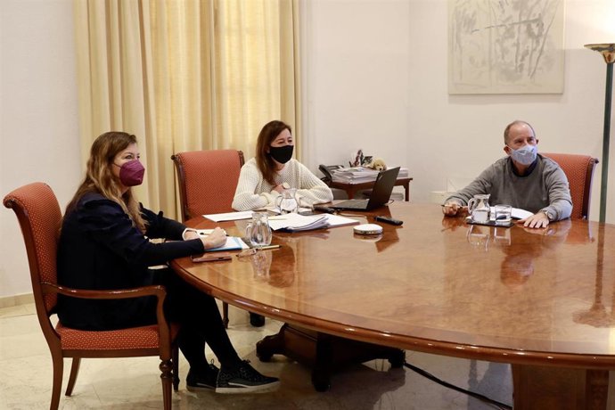 La consellera de Salud, Patricia Gómez; la presidenta del Govern, Francina Armengol, el director general del IbSalut, Juli Fuster; analizan la situación de la pandemia con los directores de hospitales públicos de Baleares a través de videoconferencia