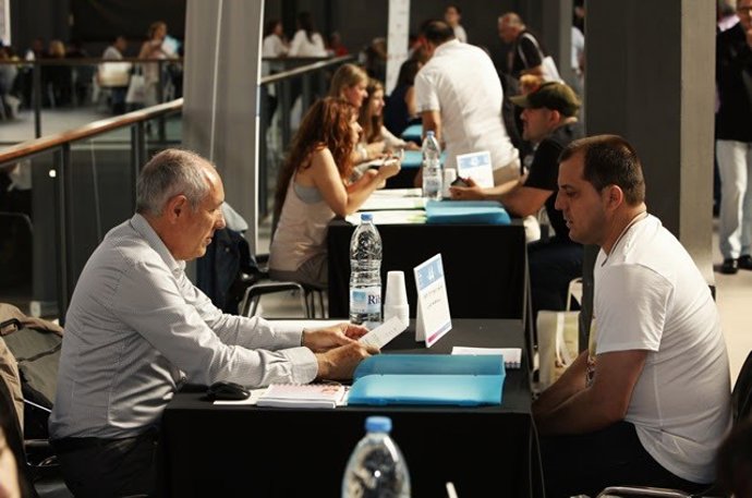 Personas en riesgo de exclusión social se entrevistan con reclutadores de empresas que ofrecen puestos de trabajo vacantes en la II Jornada Lbora (archivo)