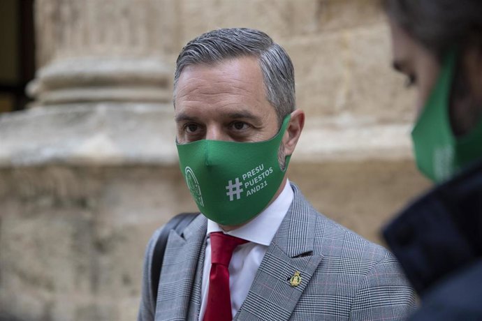 El consejero de Hacienda y Financiación Europea, Juan Bravo, en una imagen de archivo en el Parlamento de Andalucía. 
