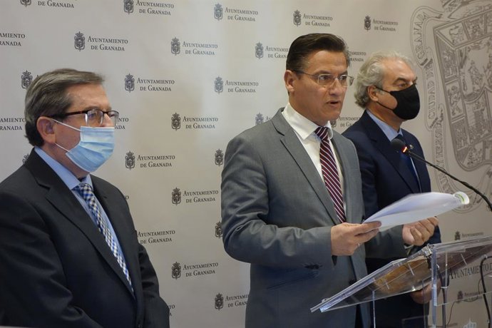 Rueda de prensa del alcalde de Granada, Luis Salvador, junto a  los concejales de Economía, Luis González, y de Hacienda, José Antonio Huertas.