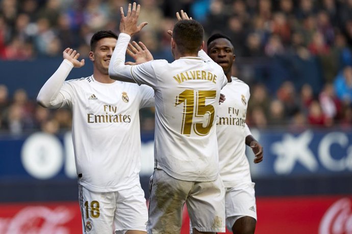 09 February 2020, Spain, Pamplona: Real Madrid's Luka Jovic (L) celebrates scoring his side's fourth goal with his teammamtes Federico Santiago Valverde (C) during the Spanish Primera Division soccer match between CA Osasuna and Real Madrid CF at El Sad