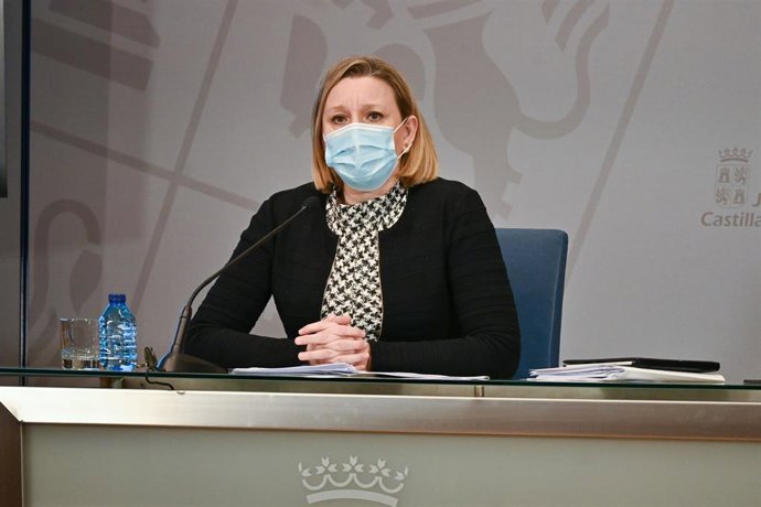 La consejera de Familia, Isabel Blanco, explica las medidas para proteger a los menores en situción de riesgo o desamparo