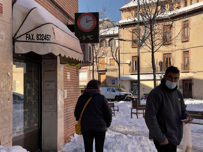 Un termómetro colgado de un establecimiento marca -9 grados centígrados durante la ola de frío en Molina de Aragón, Guadalajara, Castilla-La Mancha (España), a 13 de enero de 2021. La ola de frío tras la gran nevada provocada por la borrasca Filomena 