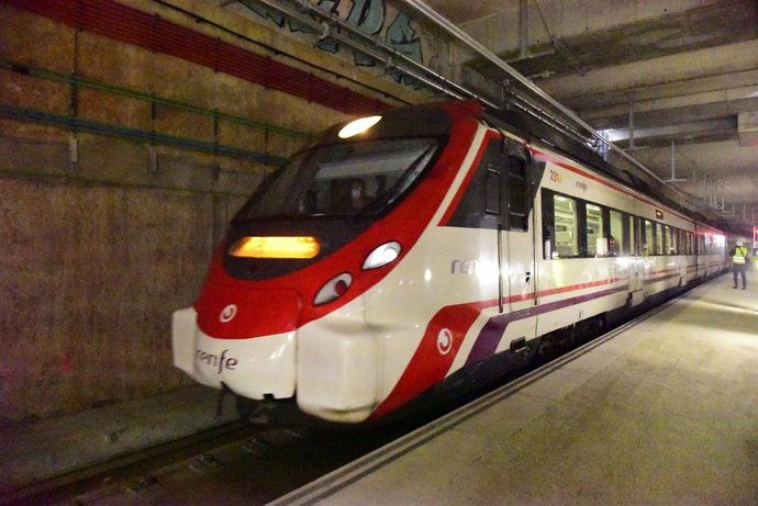 Un tren circula por dentro de la estructura de la futura estación de La Sagrera, en Barcelona (España), a 8 de diciembre de 2020. 
