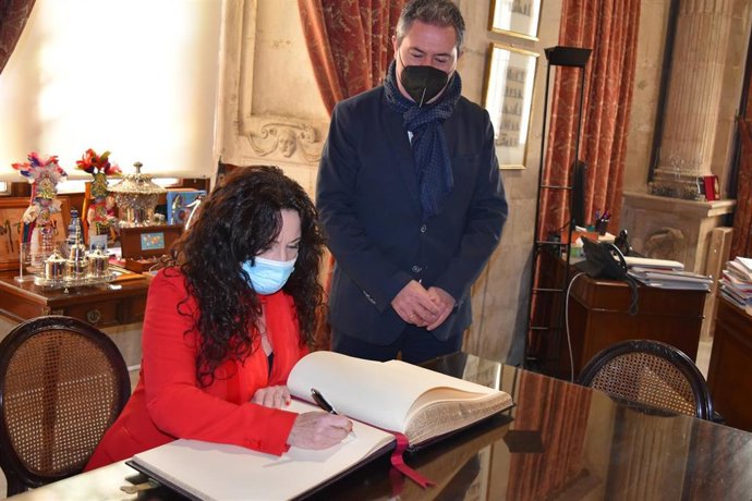 La consejera de Igualdad, Políticas Sociales y Conciliación, Rocío Ruiz, y el alcalde de Sevilla, Juan Espadas