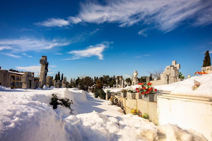 Tumbas nevadas en el Cementerio Municipal de Pozuelo de Alarcón, Madrid (España).
