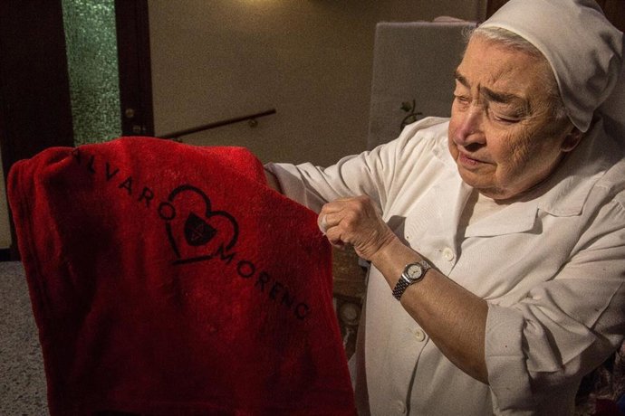 Una de las hermanas de las Hijas de la Caridad, con una 'manta con alma'
