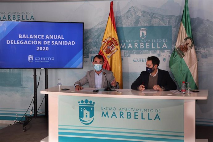 El concejal de Sanidad de Marbella (Málaga), Enrique Rodríguez, junto con el asesor Lisandro Vieytes en rueda de prensa