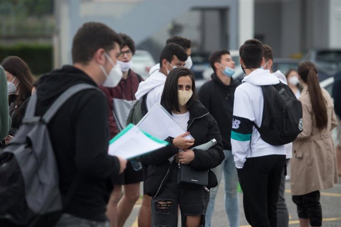 Estudiantes de bachillerato minutos antes de entrar a las instalaciones del IES Vilar Ponte