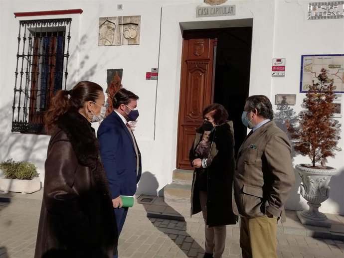 El director general de Administración Local de la Junta de Andalucía, Joaquín López-Sidro, visita Cumbres de San Bartolomé.