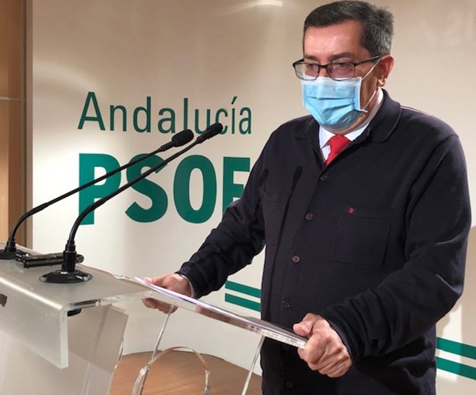 El secretario general del PSOE de Granada, José Entrena, en rueda de prensa