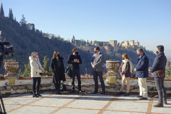 Visita del gobierno local de Granada al barrio de Sacromonte