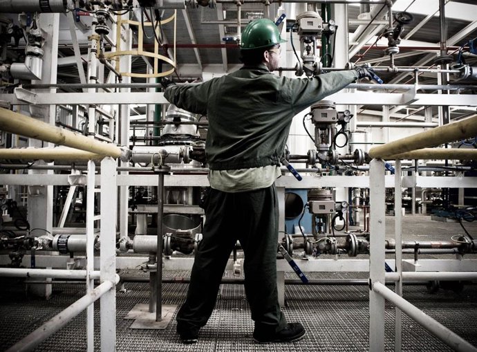 Imagen de archivo de un operario en una fábrica. 