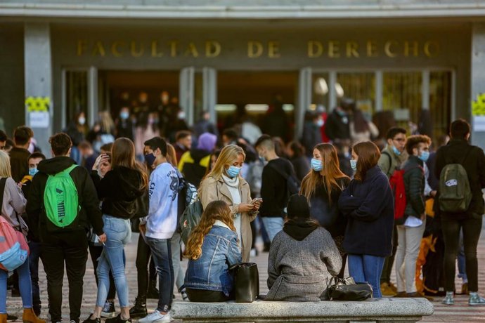 Varios jóvenes charlan antes de entrar a clase en la Facultad de Derecho de la Universidad Complutense de Madrid.